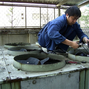 风冷热泵机组检修